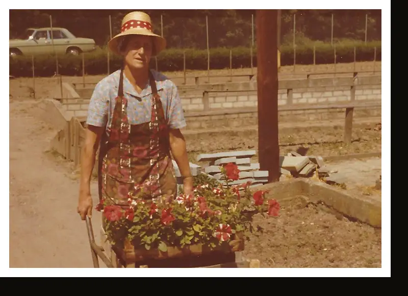 Therese Schmitz 1977 auf dem Weg zum Wochenmarkt