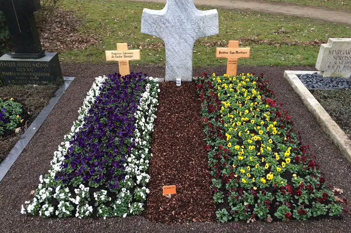 Frühling / Familiengrab mit farblich wechselnder Bepflanzung