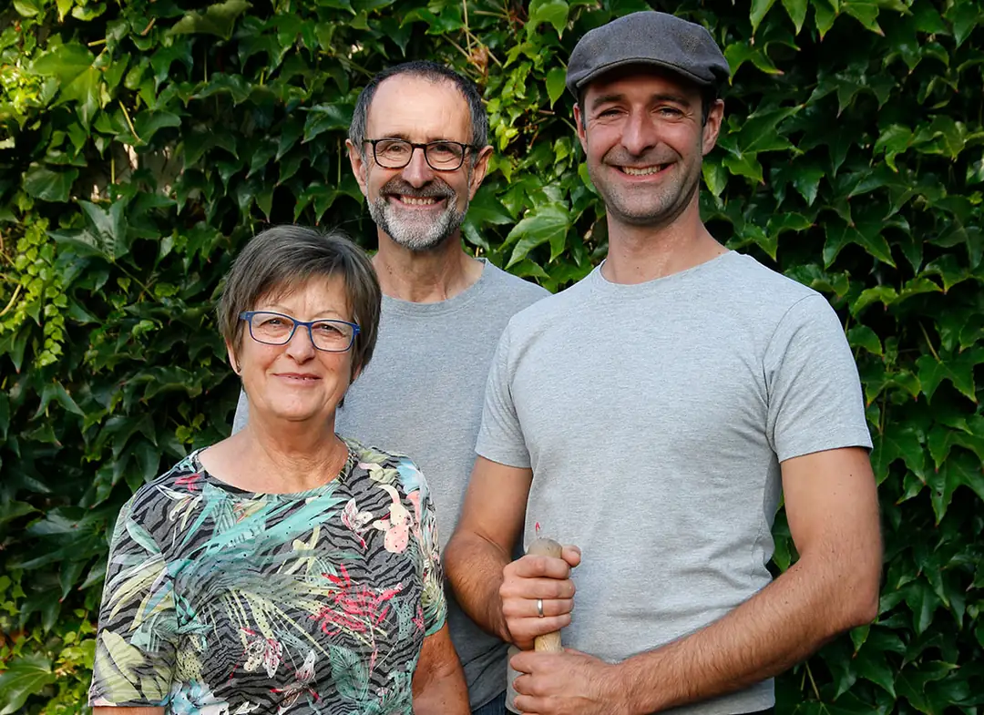 Die Familie Schmitz vor einer bewachsenen Wand auf dem Betriebsgelände